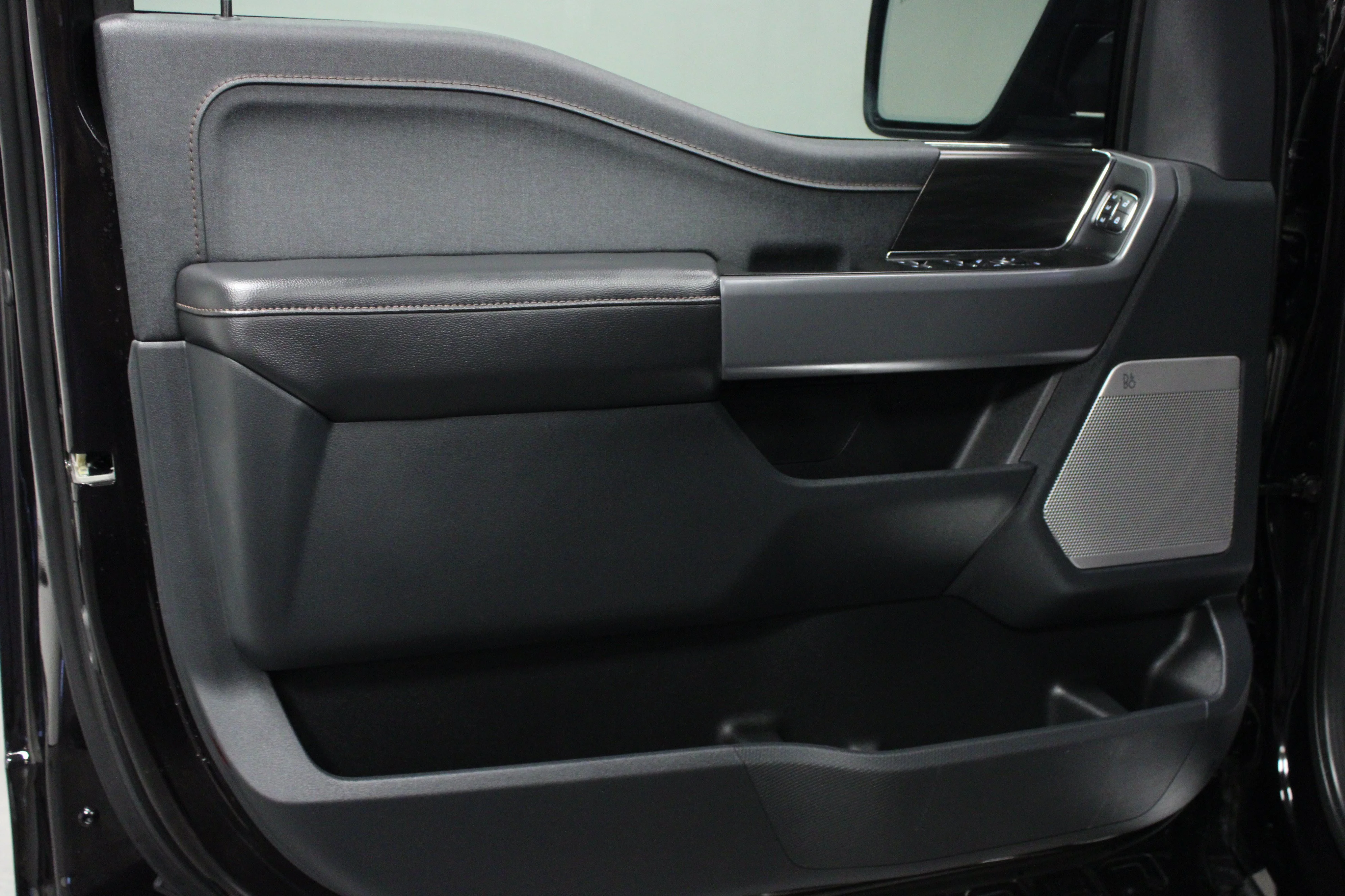 Used 2025 Agate Black Metallic Ford LARIAT image 11
