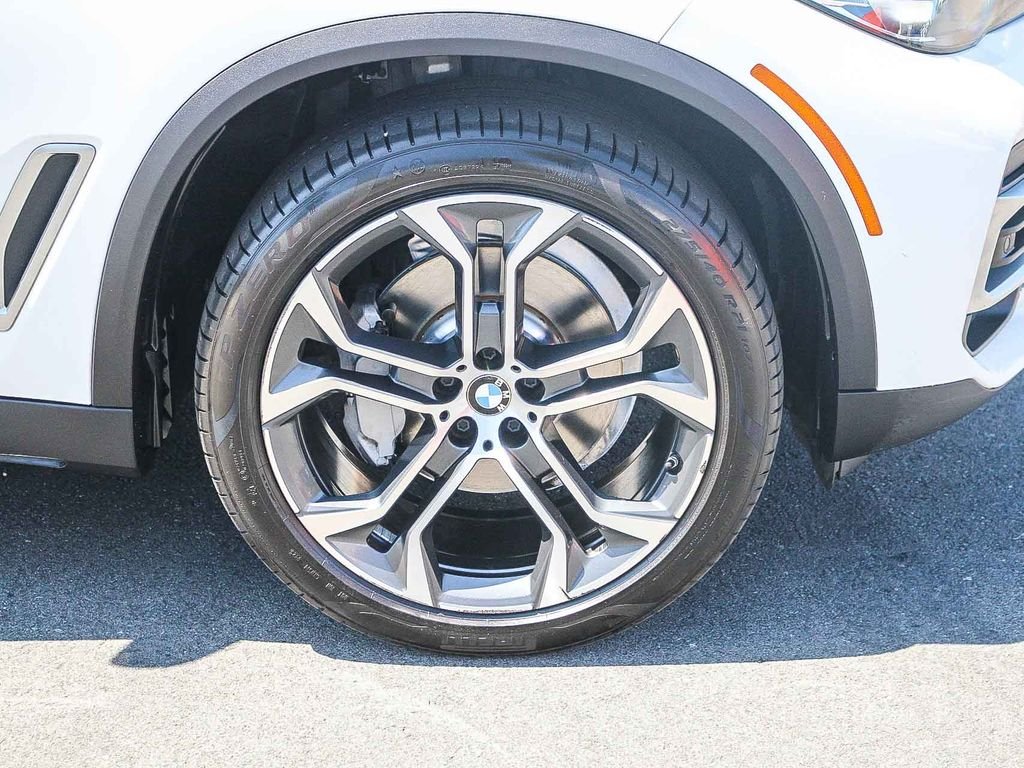 Used 2023 White BMW sDrive40i image 10