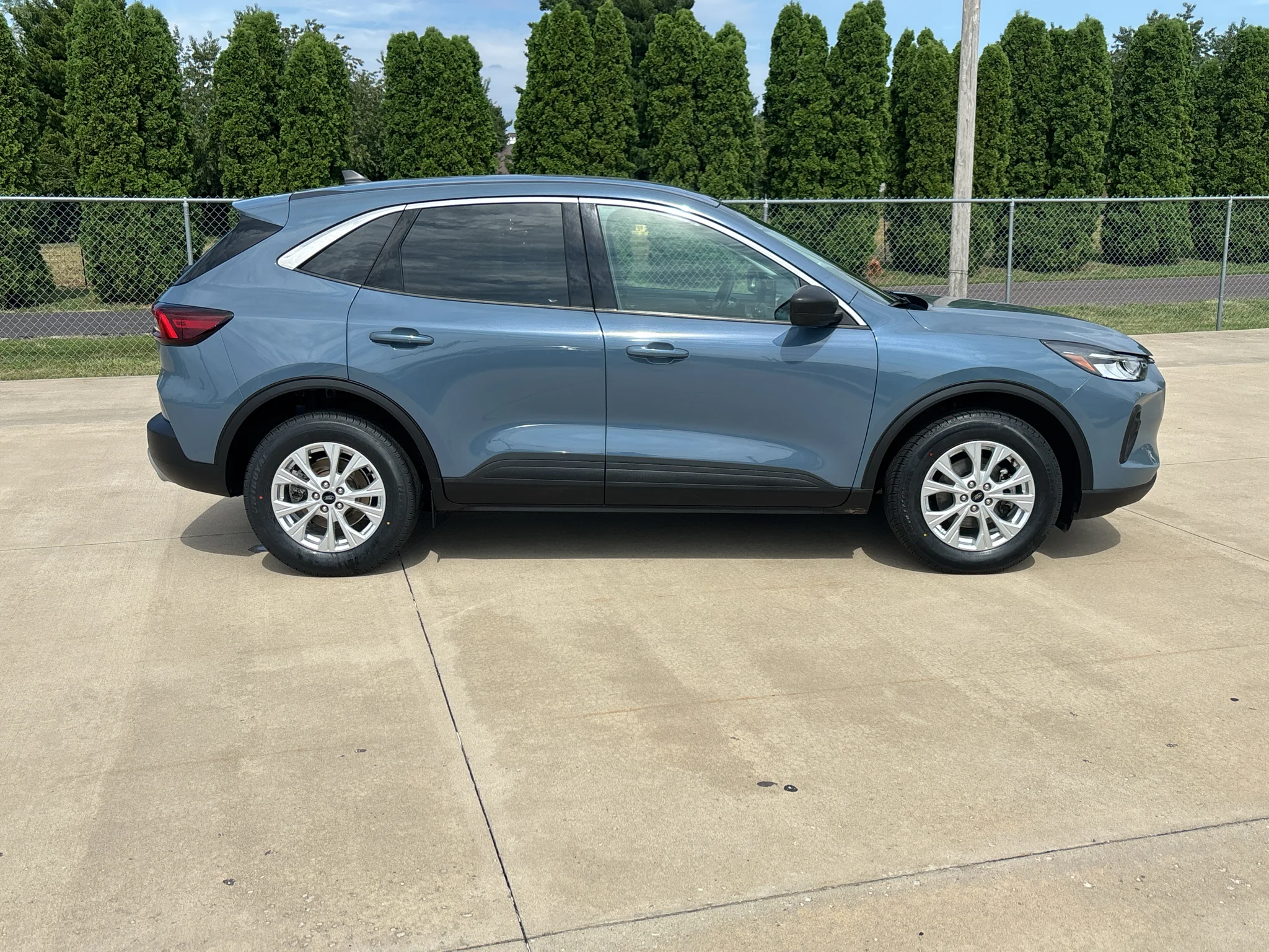 Used 2023 Vapor Blue Metallic Ford Active image 3