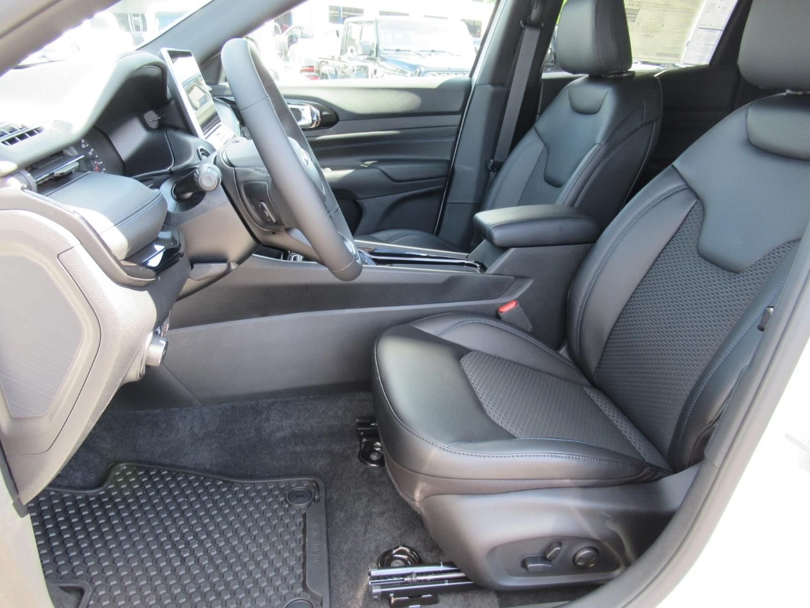 New 2026 Bright White Clear-Coat Exterior Paint Jeep Latitude image 18