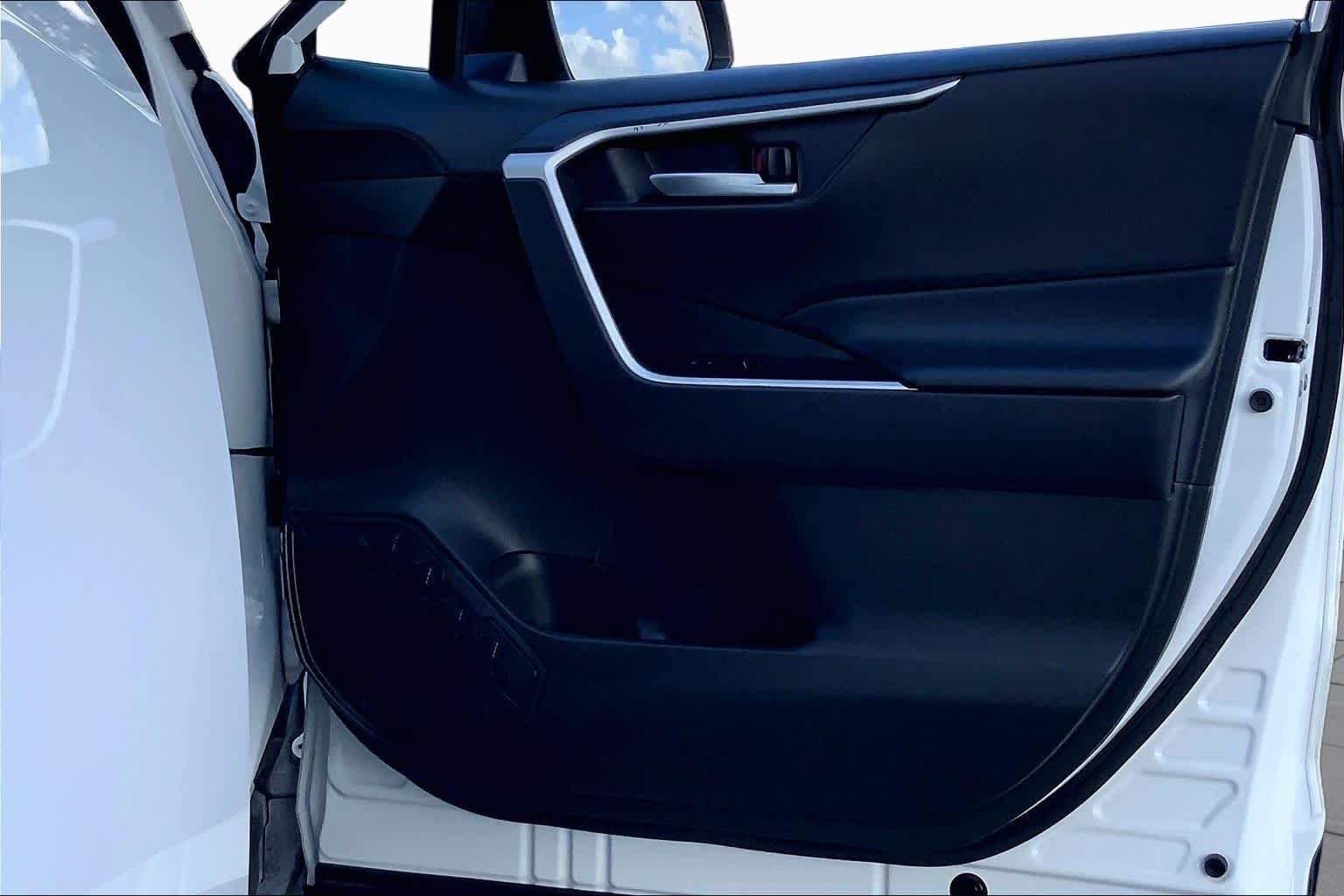 Used 2025 Ice Cap Toyota XLE image 22