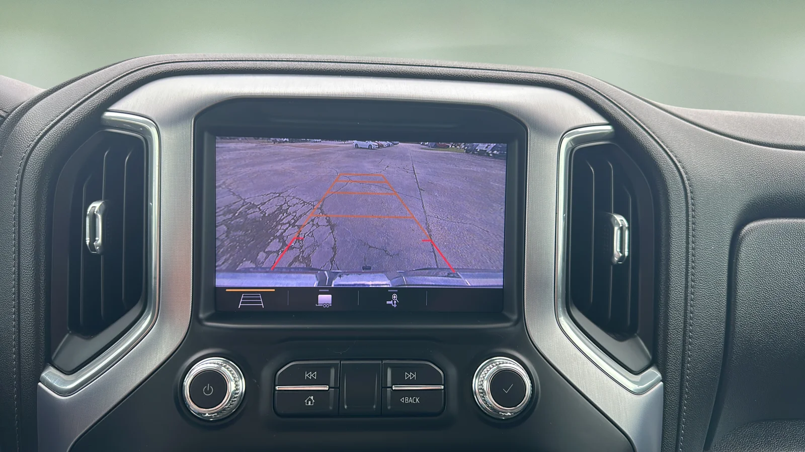 Used 2019 White GMC SLT image 23