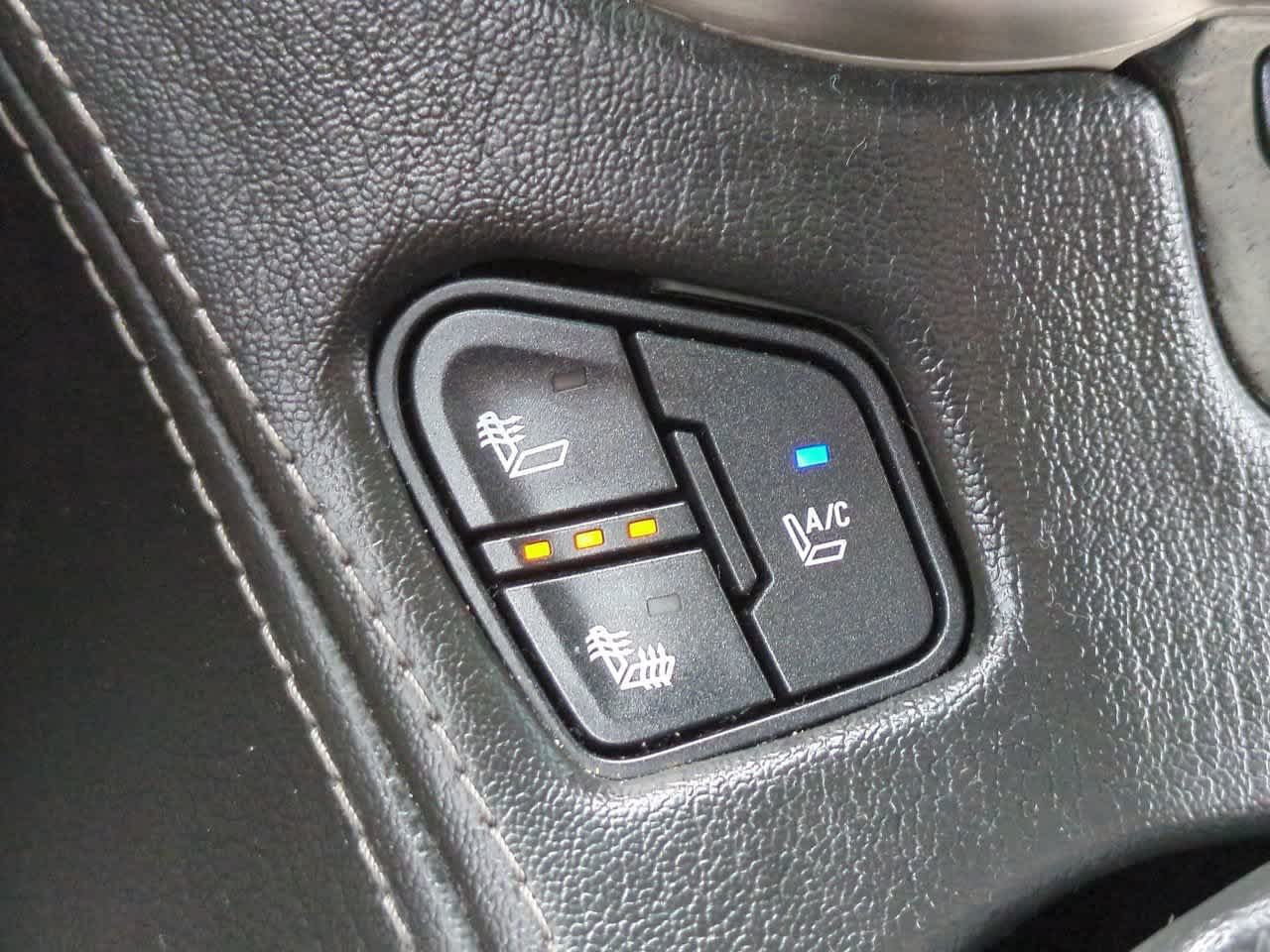 Used 2016 White Frost Tricoat GMC Denali image 24