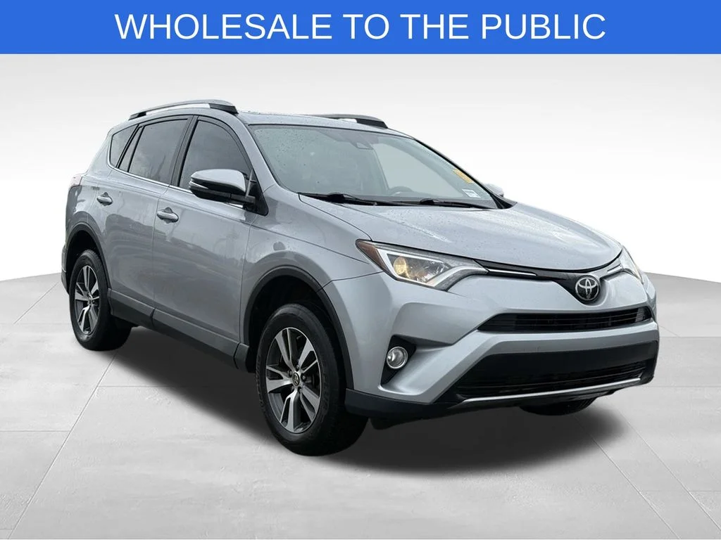 Used 2018 Silver Toyota XLE image 25