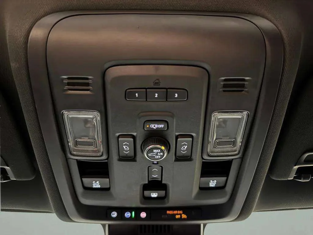 2024 Chevrolet Suburban RST - Photo 24