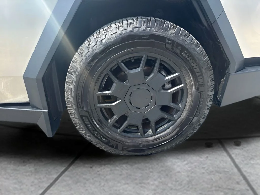 Used 2024  Tesla Base image 28