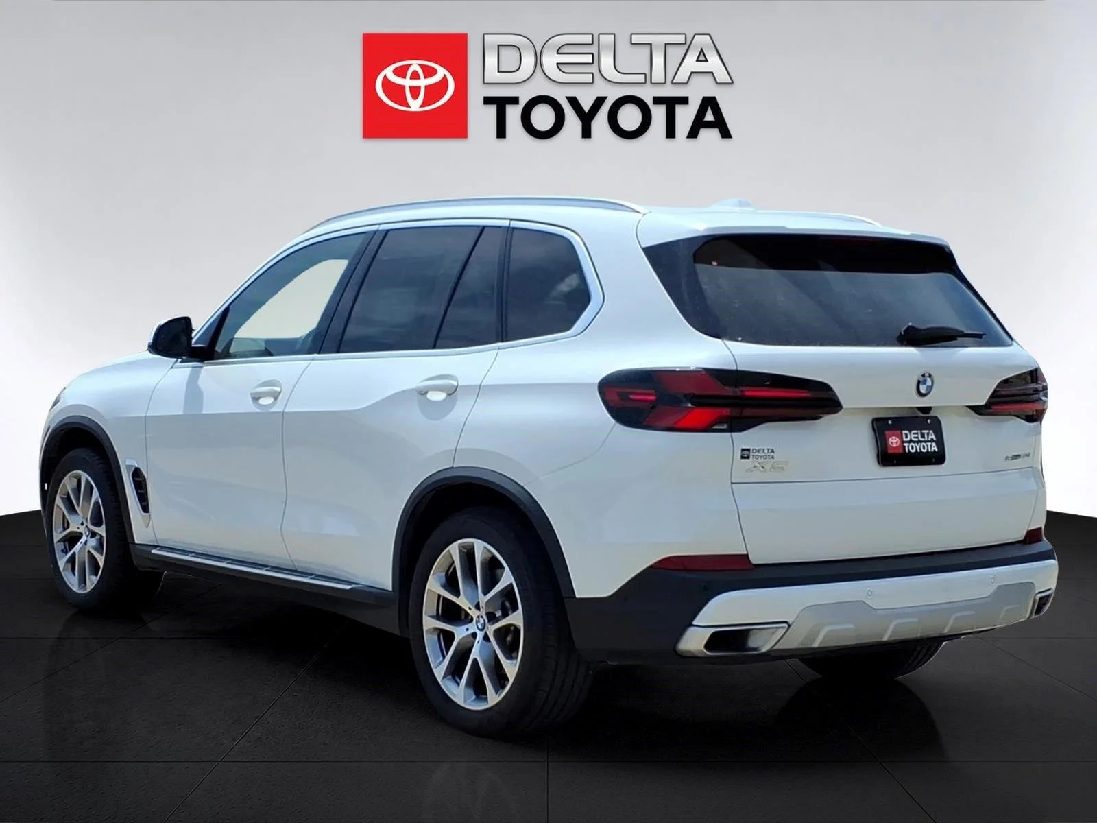 Used 2026 Alpine White BMW sDrive40i image 3
