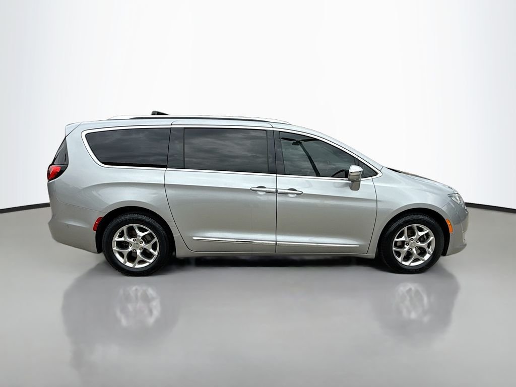 Used 2017 Billet Silver Metallic Clearcoat Chrysler Limited image 8