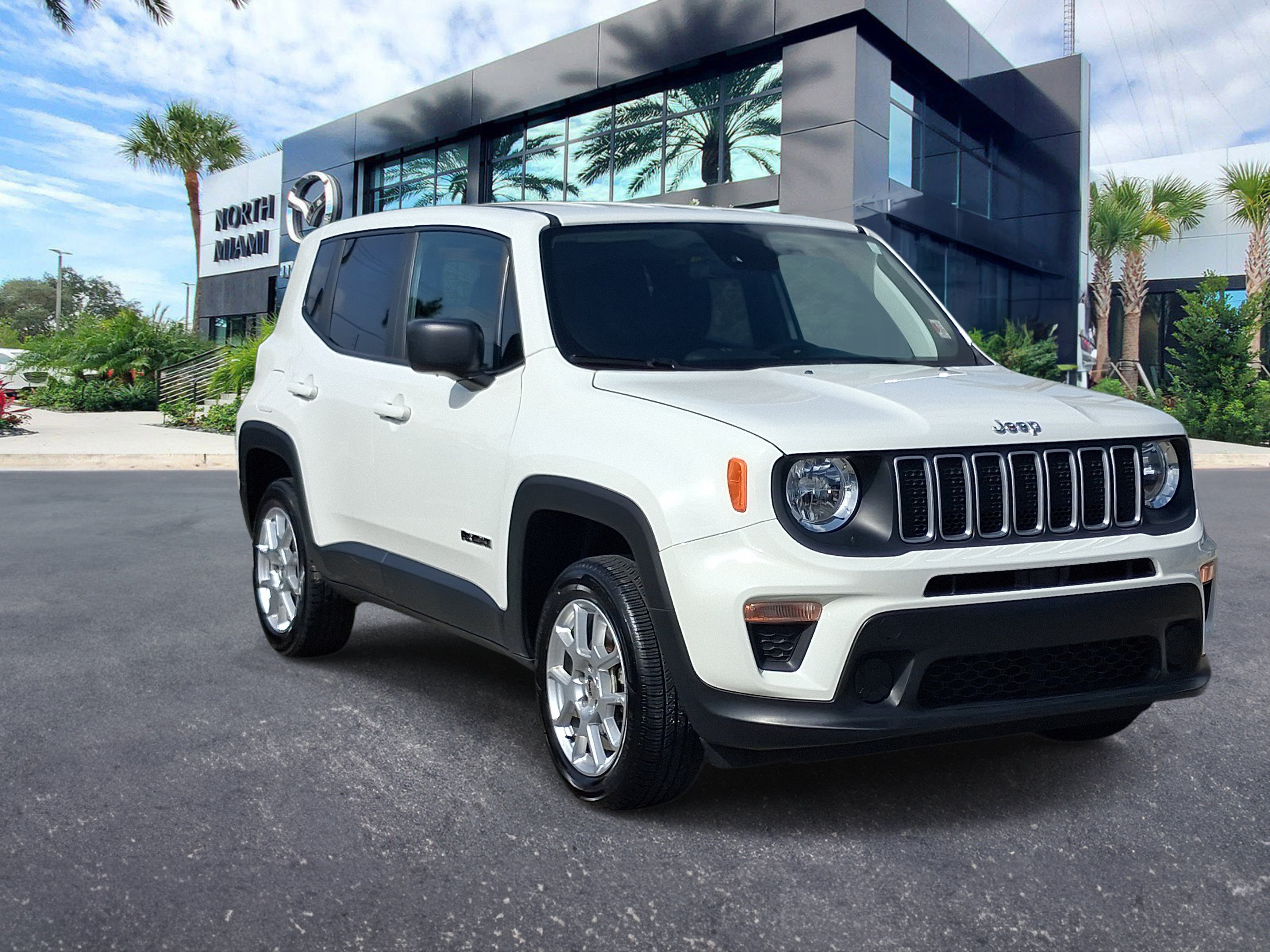 Used 2023 White Jeep Latitude image 3