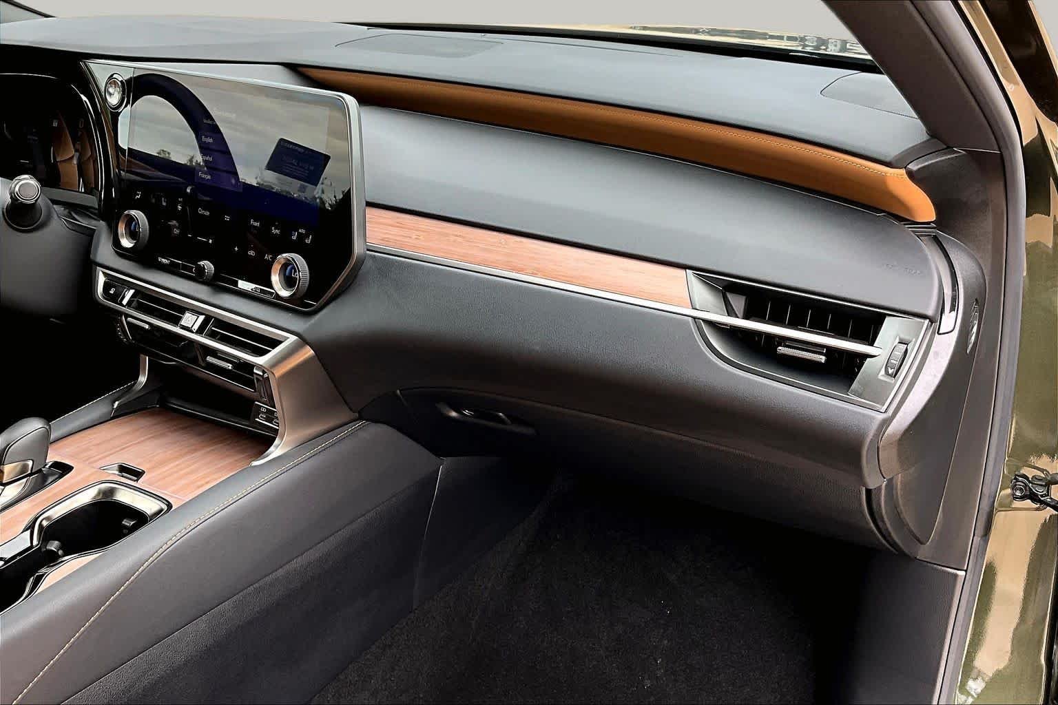 Used 2025 Nori Green Pearl Lexus Premium image 19