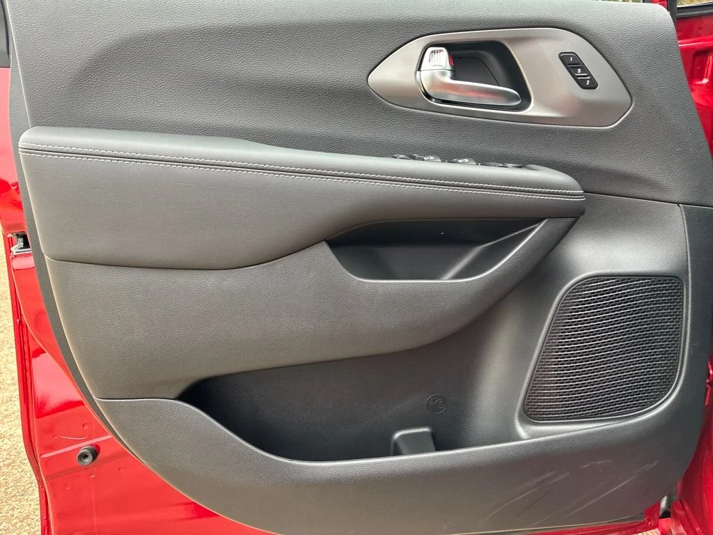 New 2026 Red Hot Pearl-Coat Exterior Paint Chrysler Select image 11