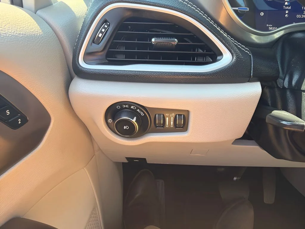 Used 2023 Silver Mist Clearcoat Chrysler Touring L image 23
