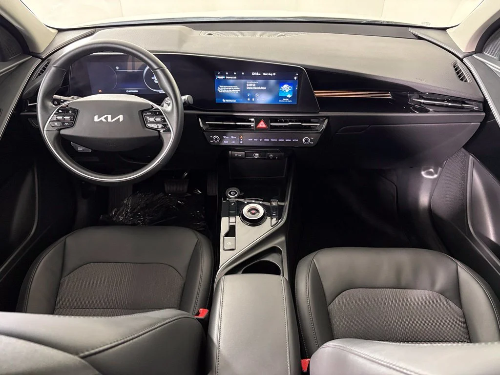 Used 2023 White Kia Wind image 33