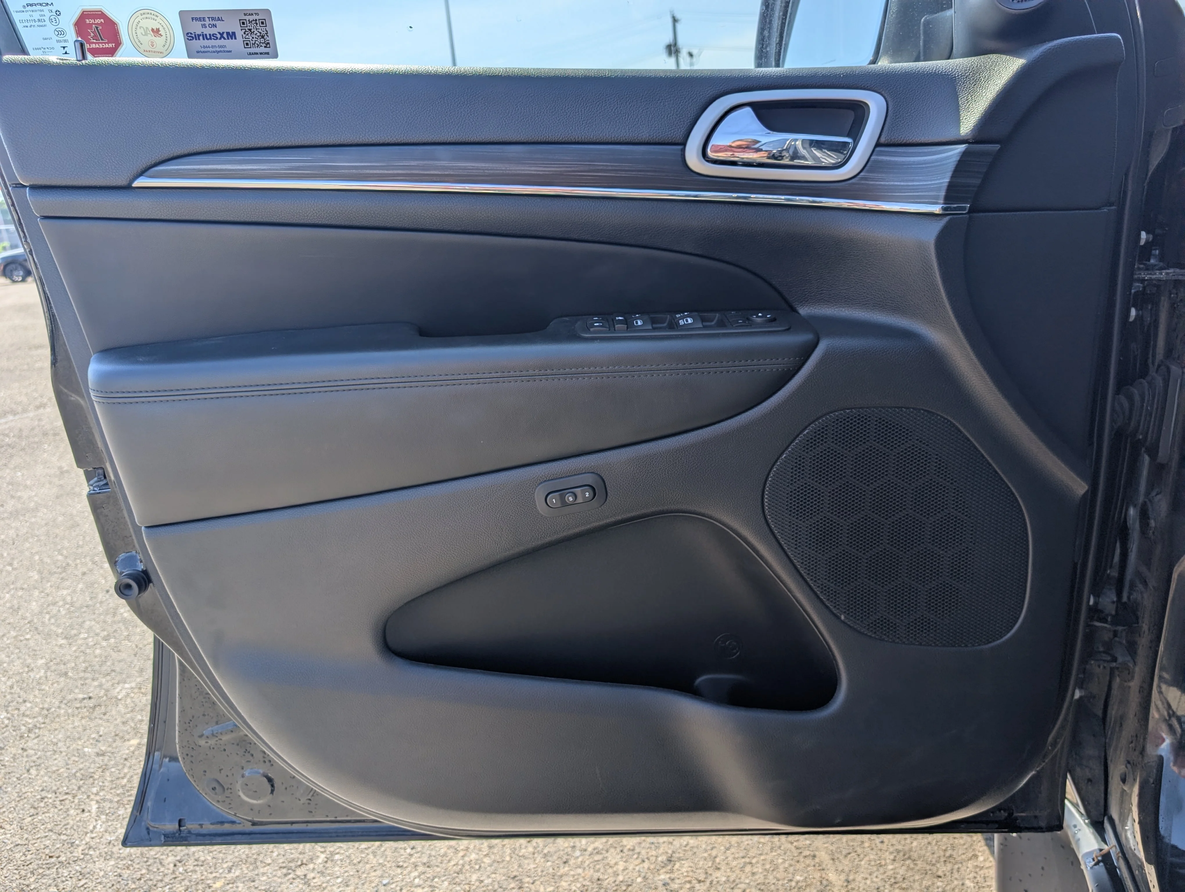 Used 2022 Diamond Black Crystal Pearlcoat Jeep Limited image 16