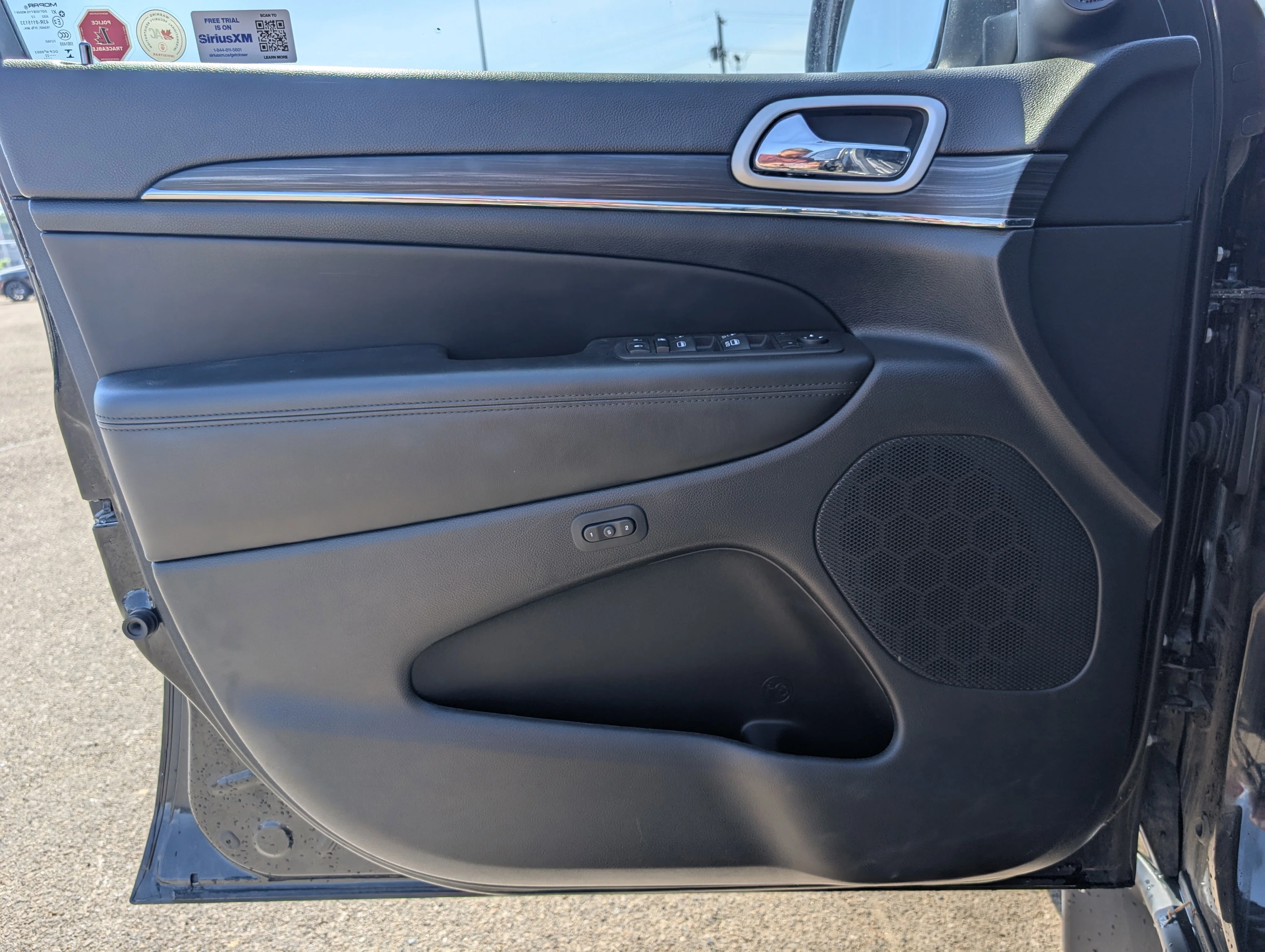 Used 2022 Diamond Black Crystal Pearlcoat Jeep Limited image 16