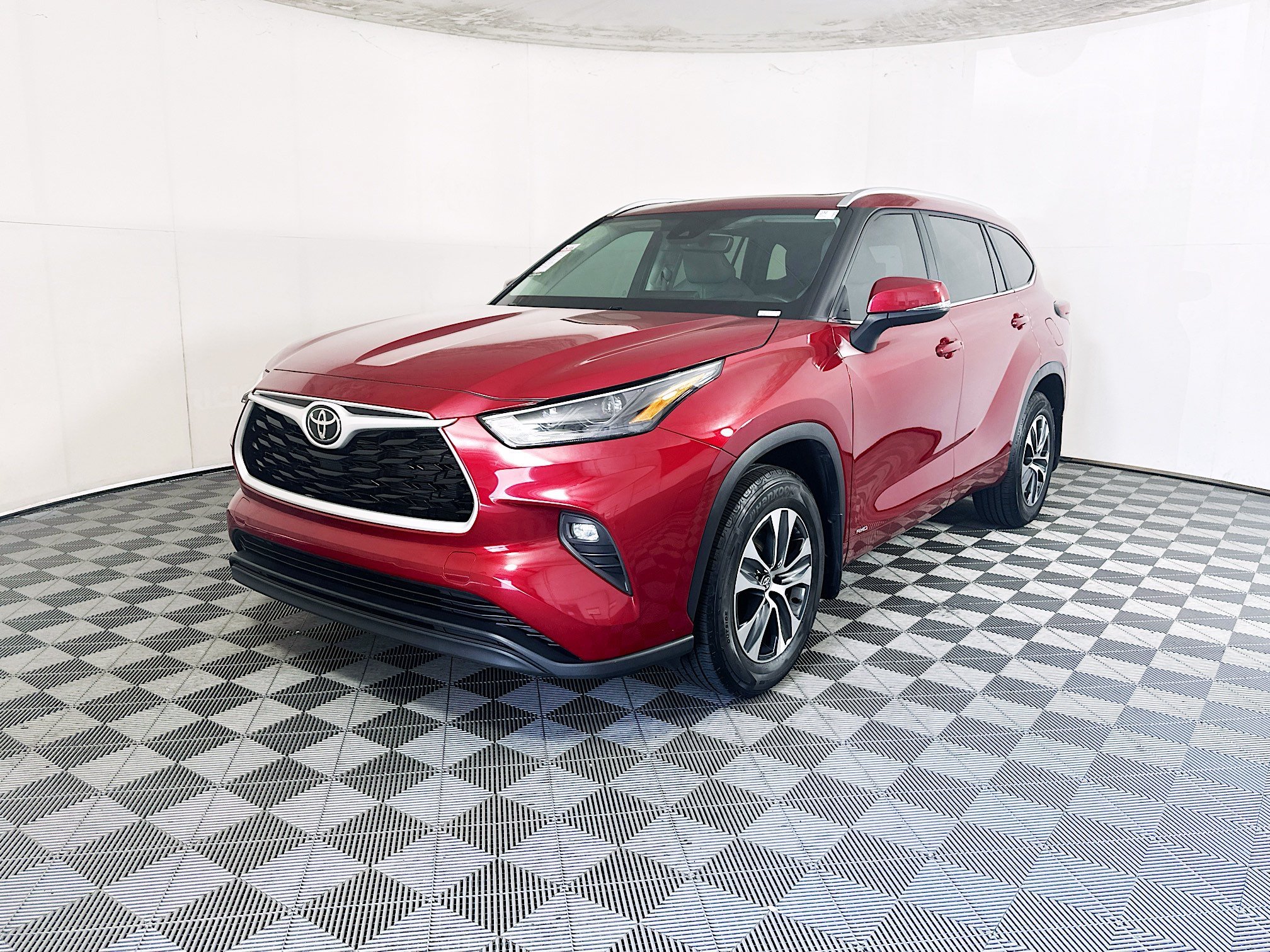 Used 2025 Pearl Toyota Hybrid XLE image 7