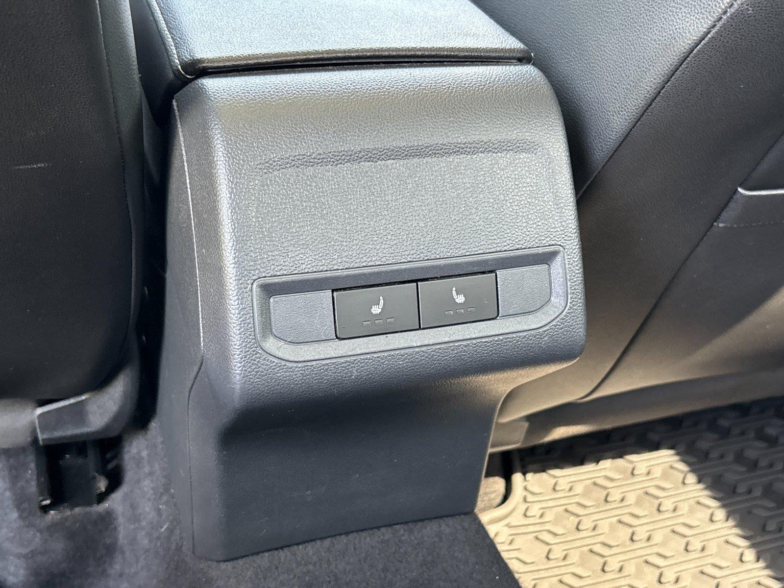 Used 2019 Pure White Volkswagen SE image 32