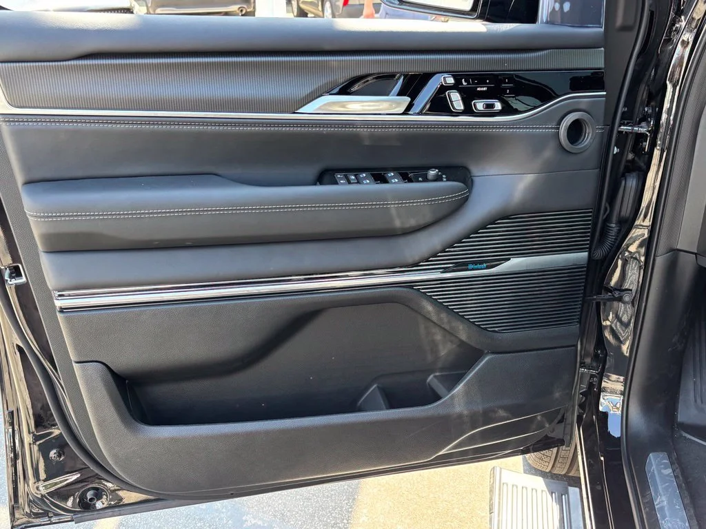 New 2026 Black Jeep Summit Obsidian image 11