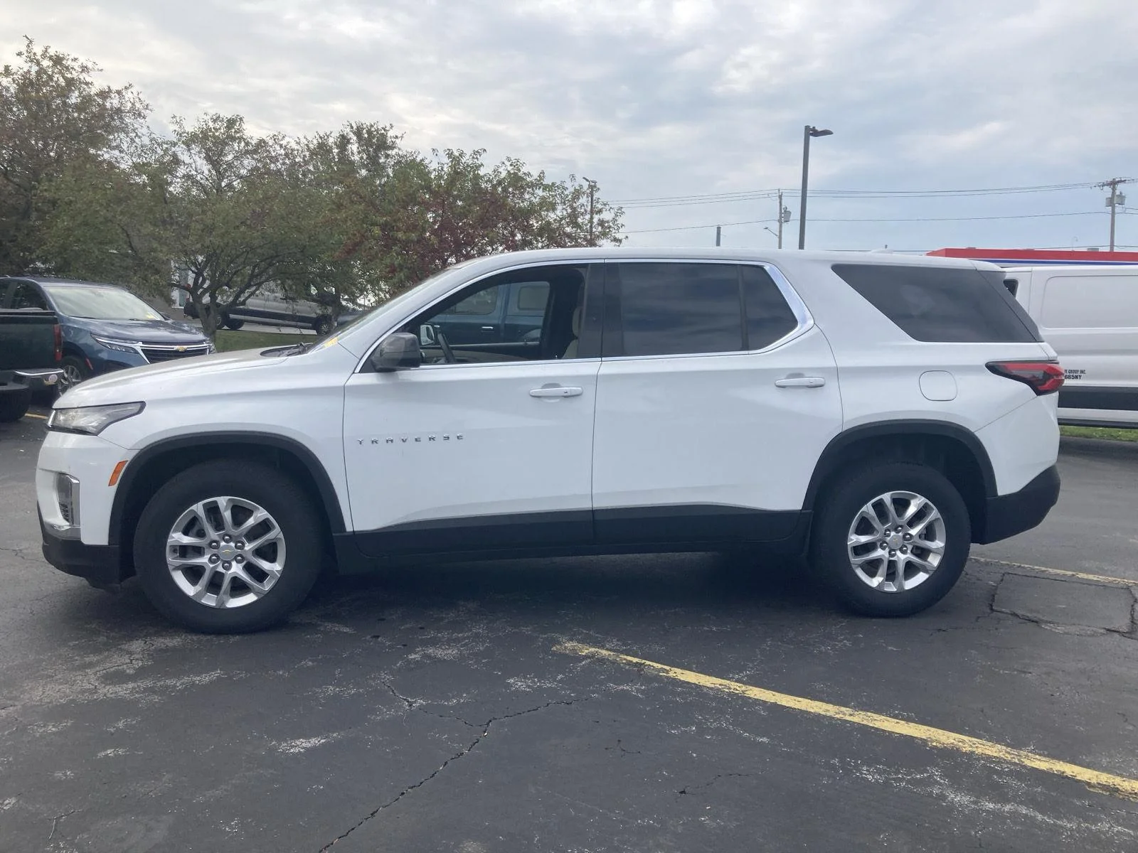 Used 2023 Wh Chevrolet  image 4