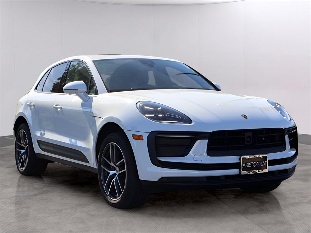2025 Porsche Macan Base photo 3