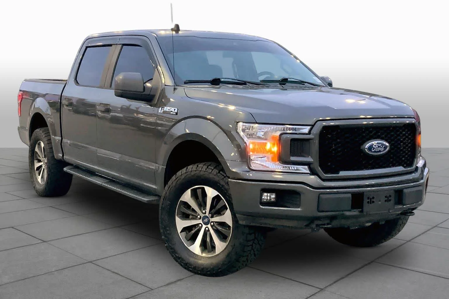 Used 2020 Magnetic Metallic Ford XL image 3