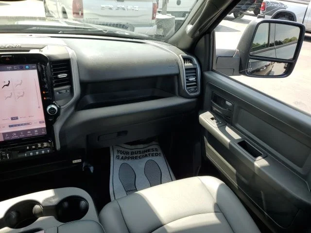 New 2026 Diamond Black Crystal Pearl-Coat Exterior Paint RAM Tradesman image 15