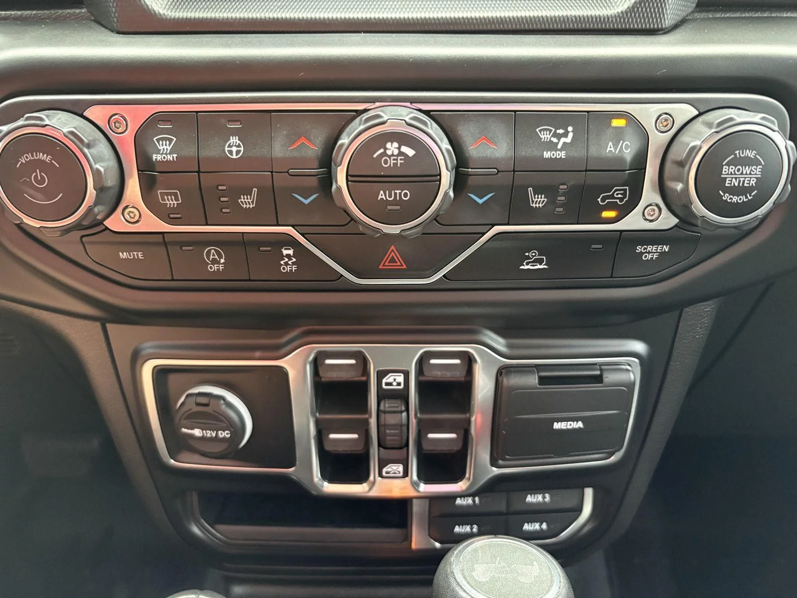 Used 2022 Silver Zynith Clearcoat Jeep Unlimited Sahara Altitude image 26