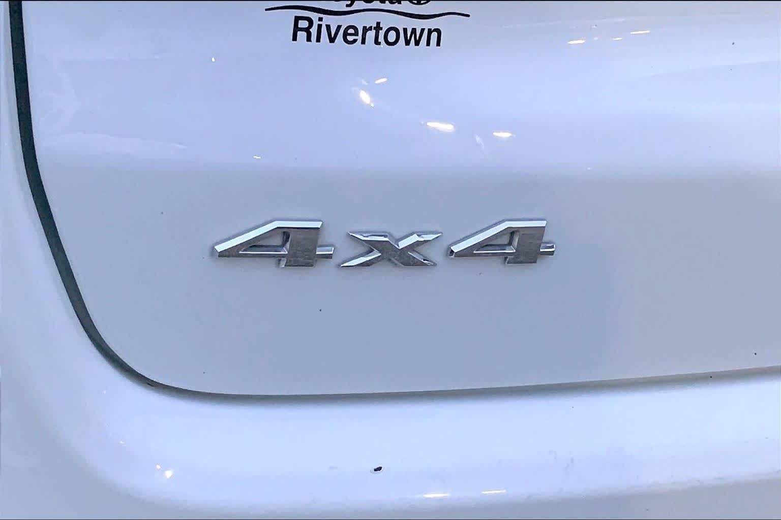Used 2024 Bright White Clearcoat Jeep Latitude image 30