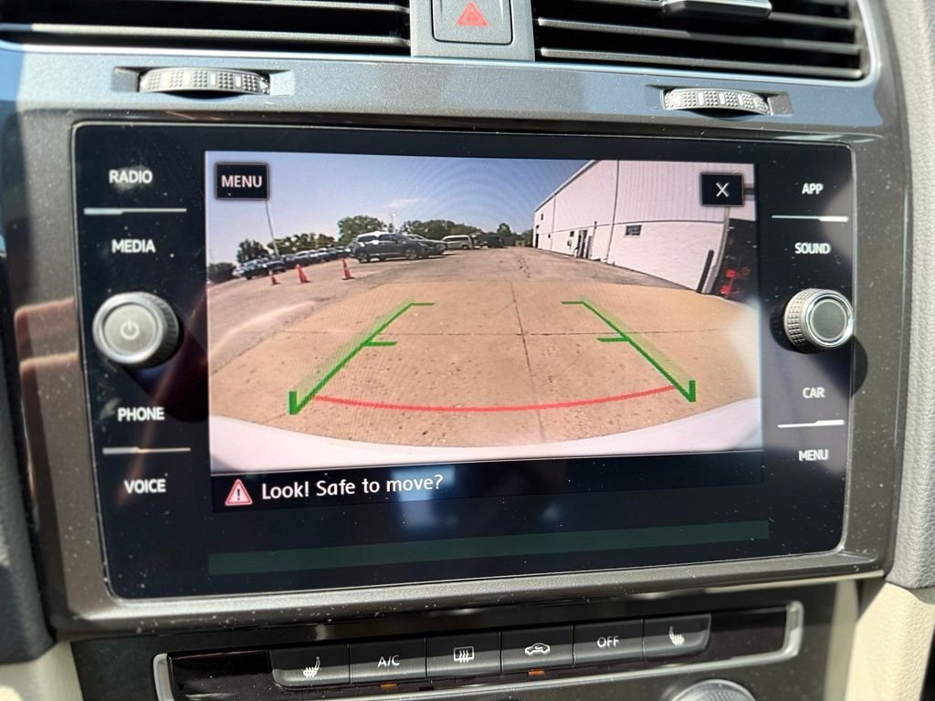 Used 2019 White Volkswagen  image 16