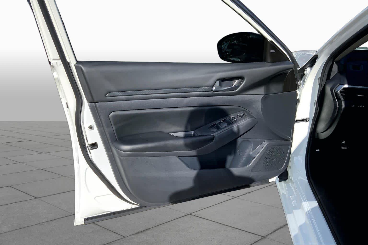 Used 2024 Glacier White Nissan 2.5 S image 21