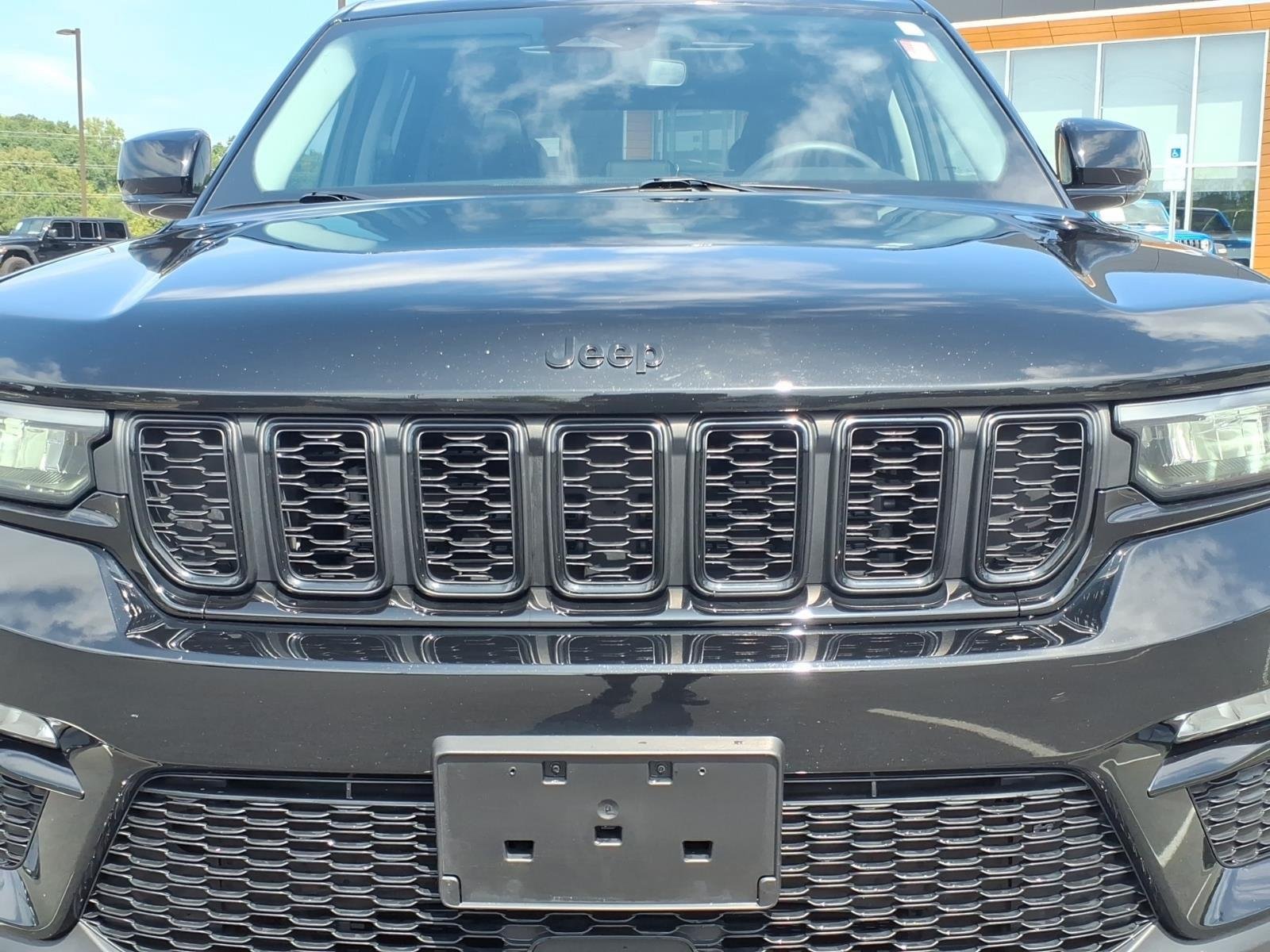 Used 2023 Diamond Black Crystal Pearlcoat Jeep Limited image 16