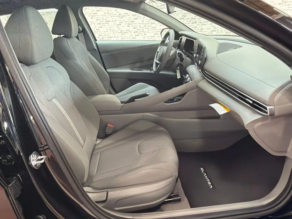 New 2026 Abyss Black Hyundai SE image 11