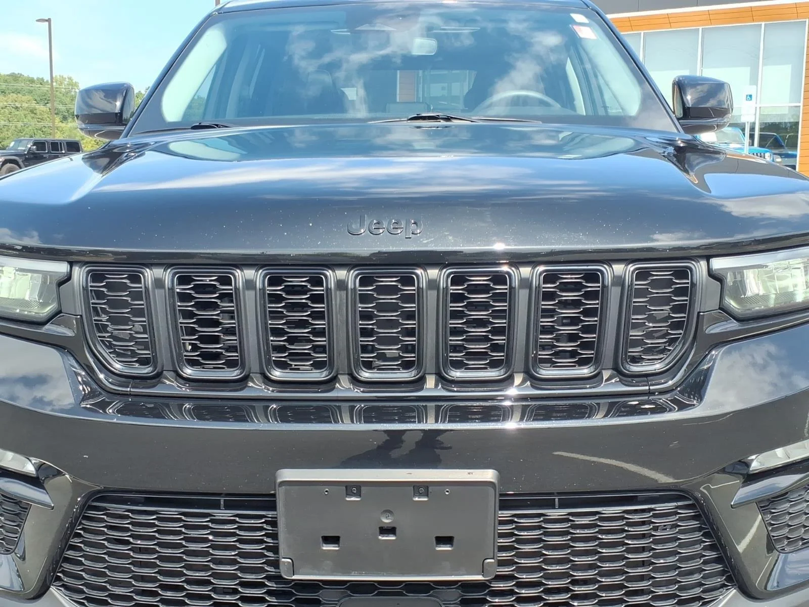 Used 2023 Diamond Black Crystal Pearlcoat Jeep Limited image 16