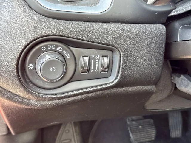 Used 2020 Red Jeep Latitude image 29