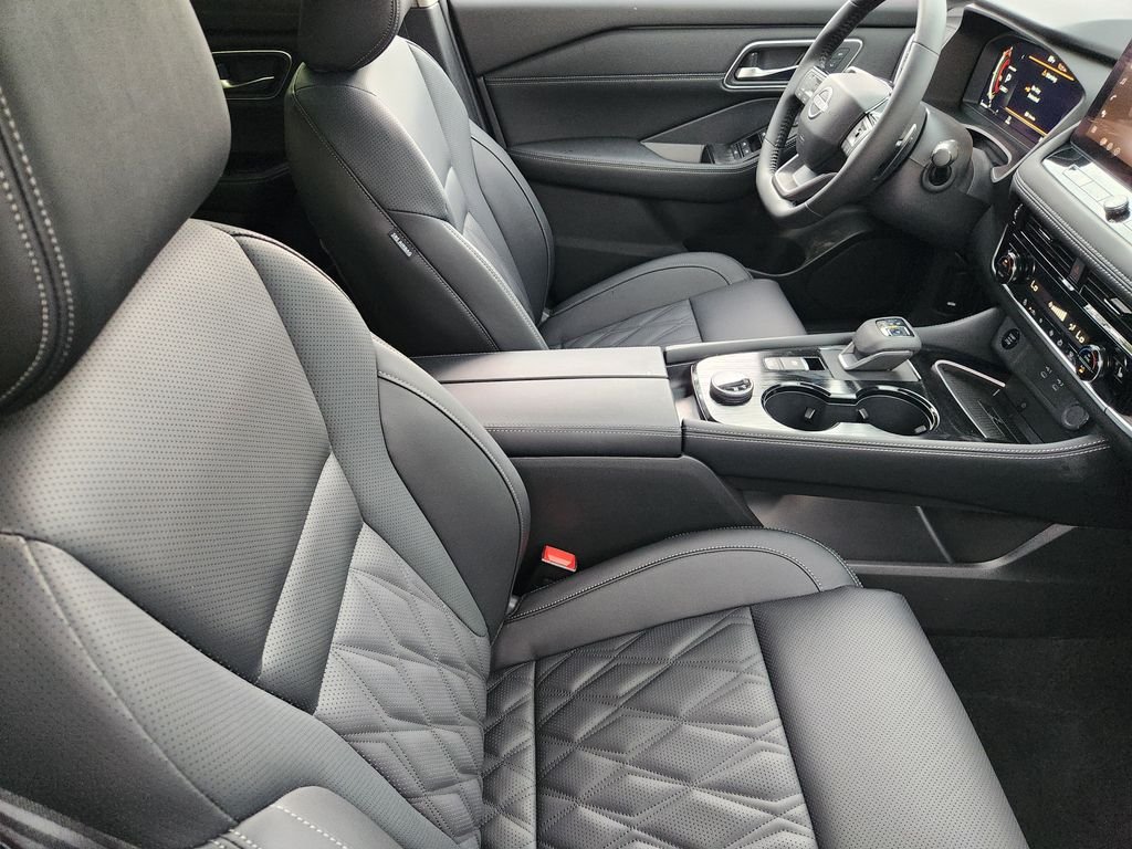 New 2026 Champagne Silver Metallic / Super Black Two-tone Nissan Platinum image 13