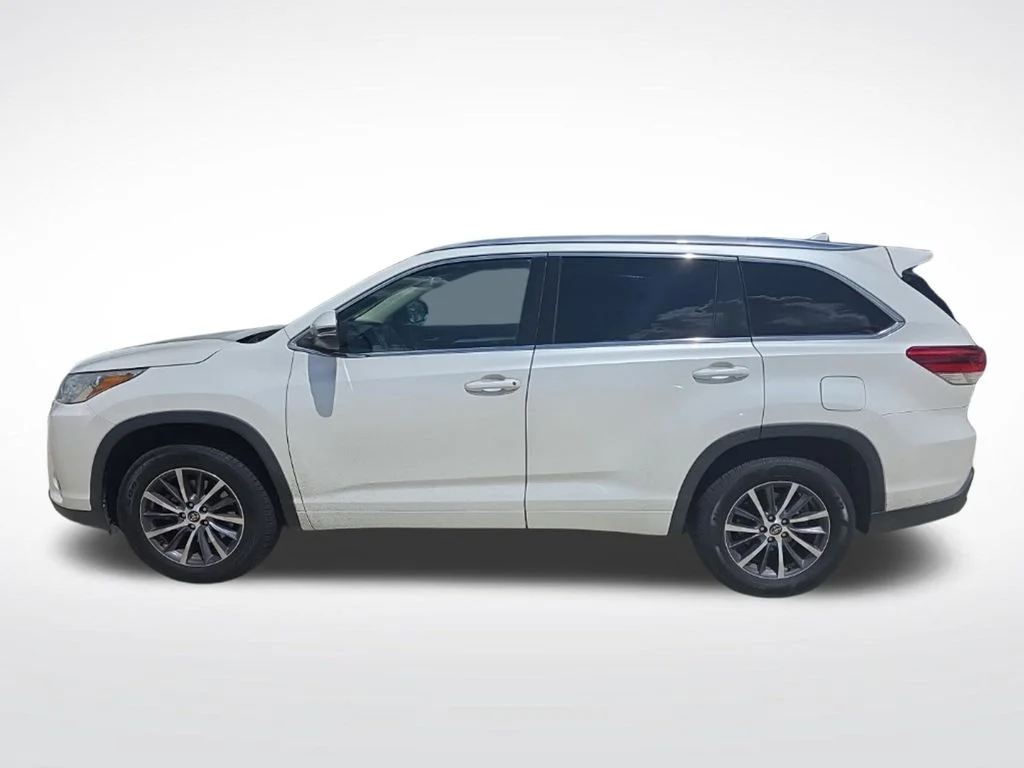 Used 2018 White Toyota XLE image 7