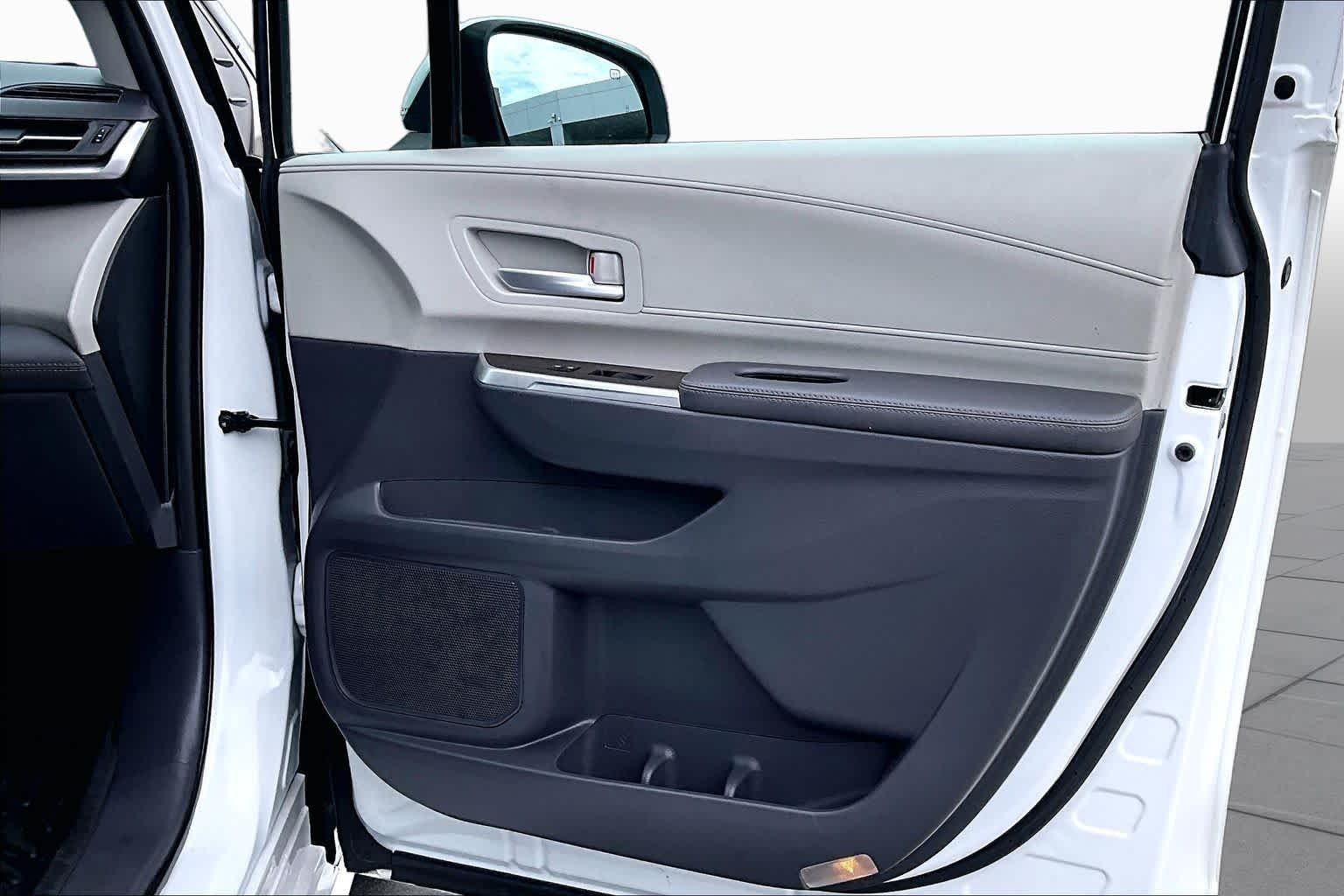 Used 2022 Wind Chill Pearl Toyota XLE image 21