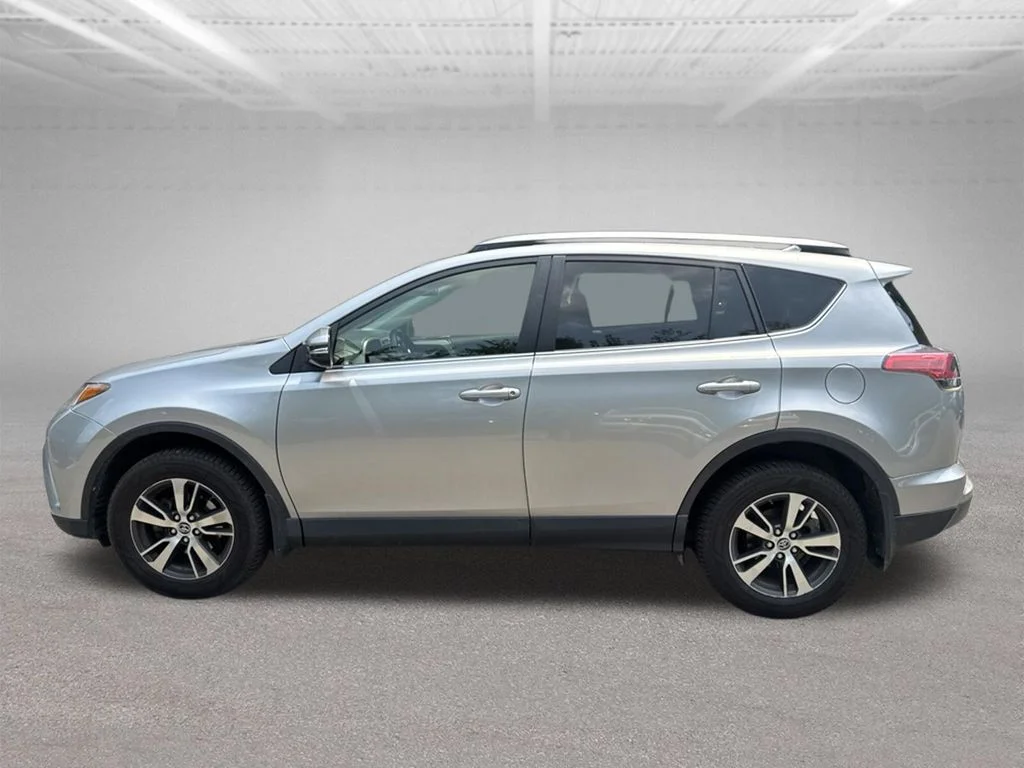 Used 2018 Silver Toyota XLE image 2