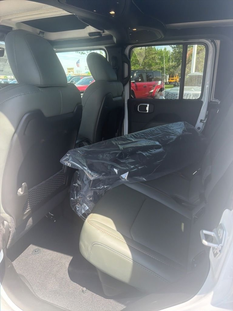 New 2026 Bright White Clear-Coat Exterior Paint Jeep Mojave X image 13