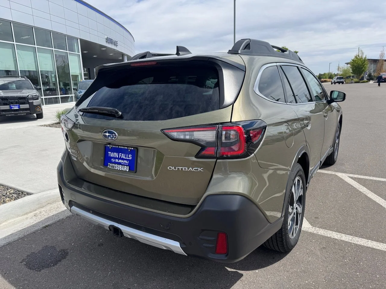 Used 2022 Autumn Green Metallic Subaru Limited image 7