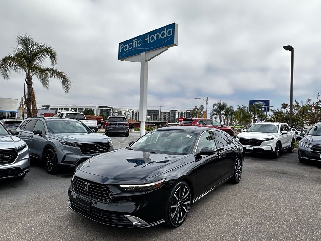 Used 2023 Black Honda Touring image 2