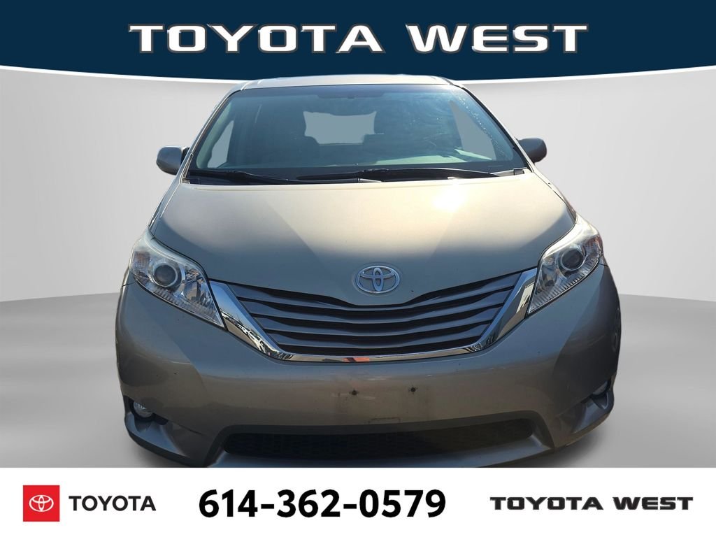 Used 2017  Toyota XLE image 2