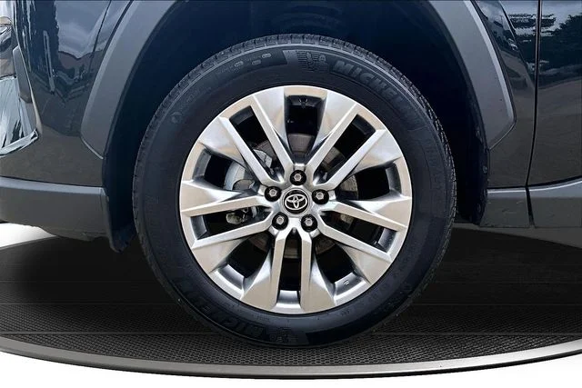 Used 2025 Midnight Black Metallic Toyota XLE Premium image 32