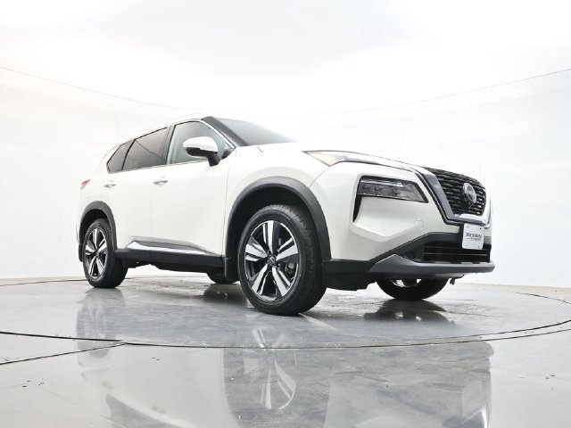Used 2023 White Nissan SL image 26