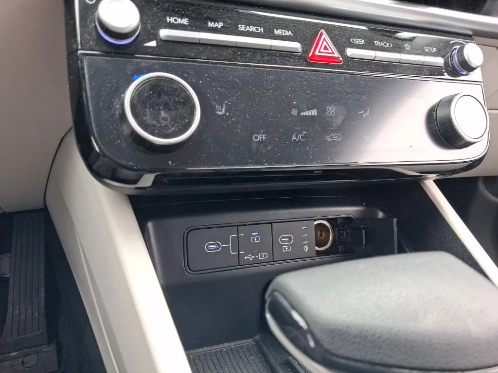 Used 2025 White Hyundai SEL image 26