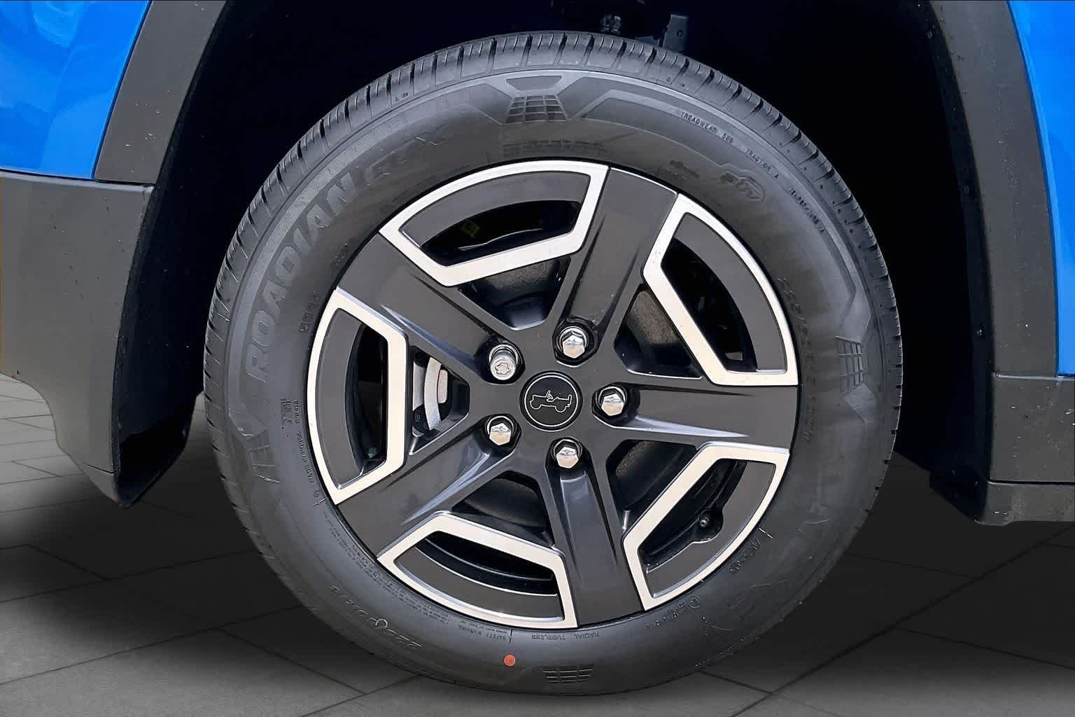 New 2026 Hydro Blue Pearl-Coat Exterior Paint Jeep Laredo image 11