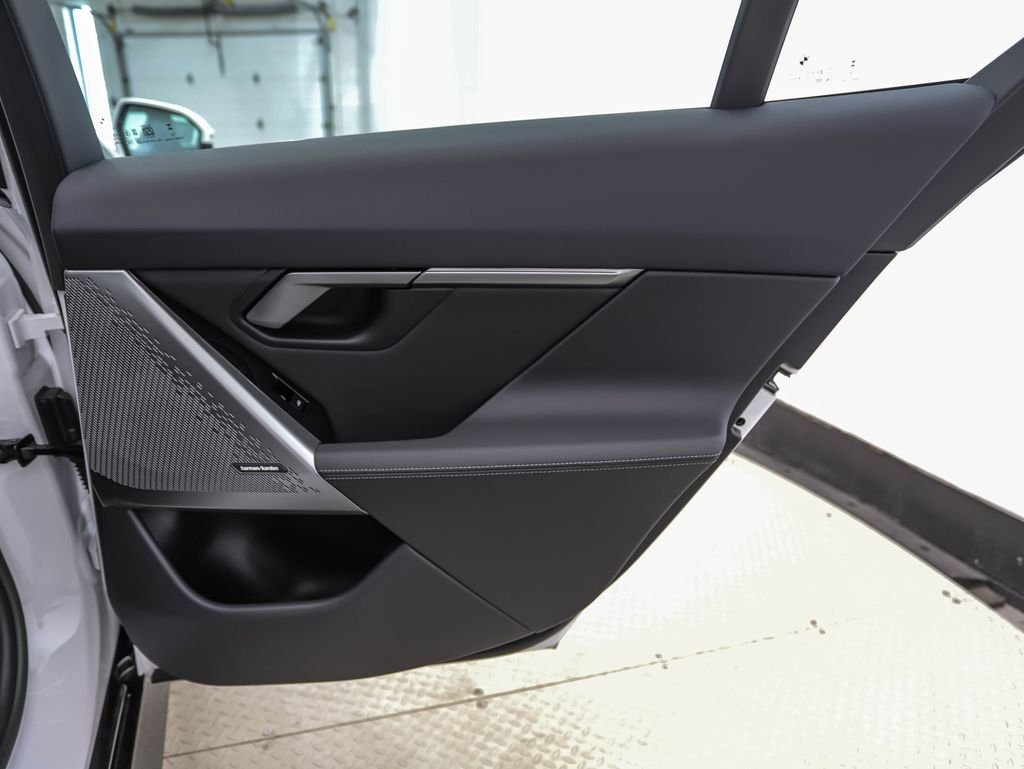 Used 2027 White Metallic BMW 530i xDrive image 25