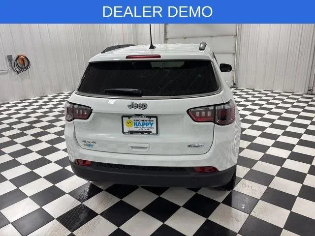 New 2026 Bright White Clear-Coat Exterior Paint Jeep Latitude image 4