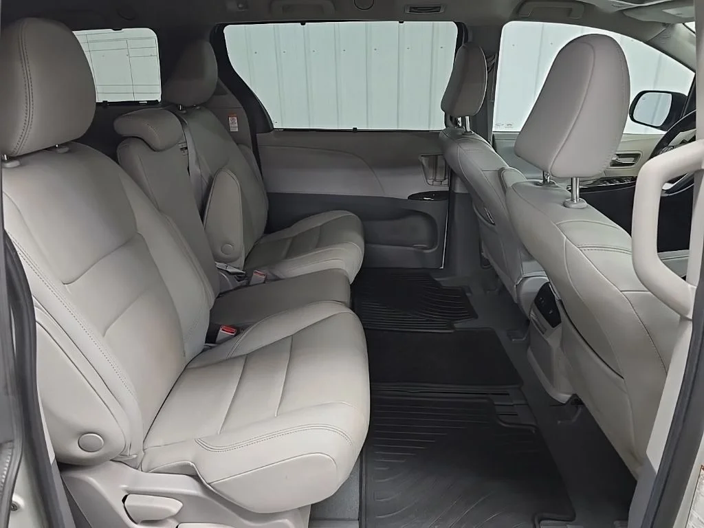 Used 2020 White Toyota XLE image 18