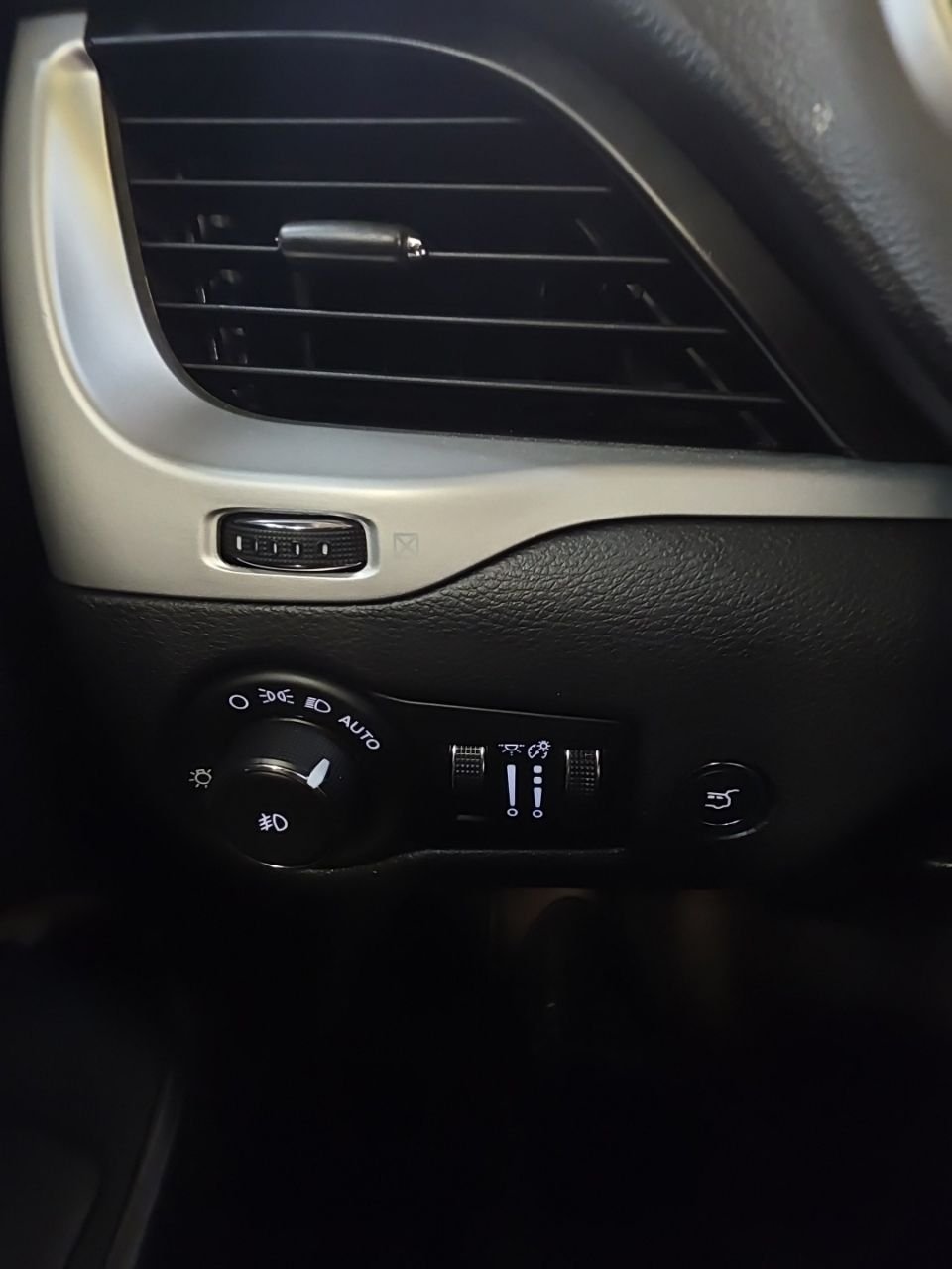 Used 2015 Silver Jeep Limited image 34